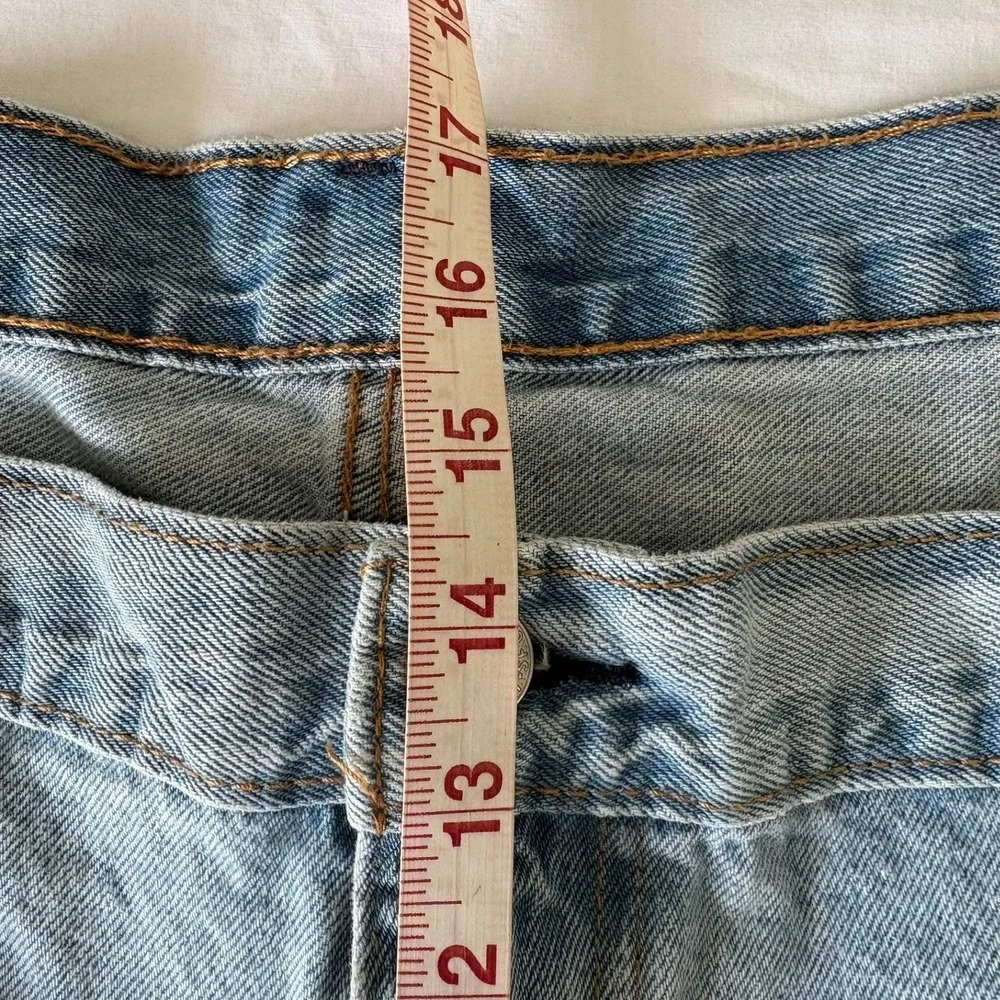 Levis 469 Loose Fit Denim Shorts Mens 52 Light Wash Cut Off Raw Hem 54791-0009